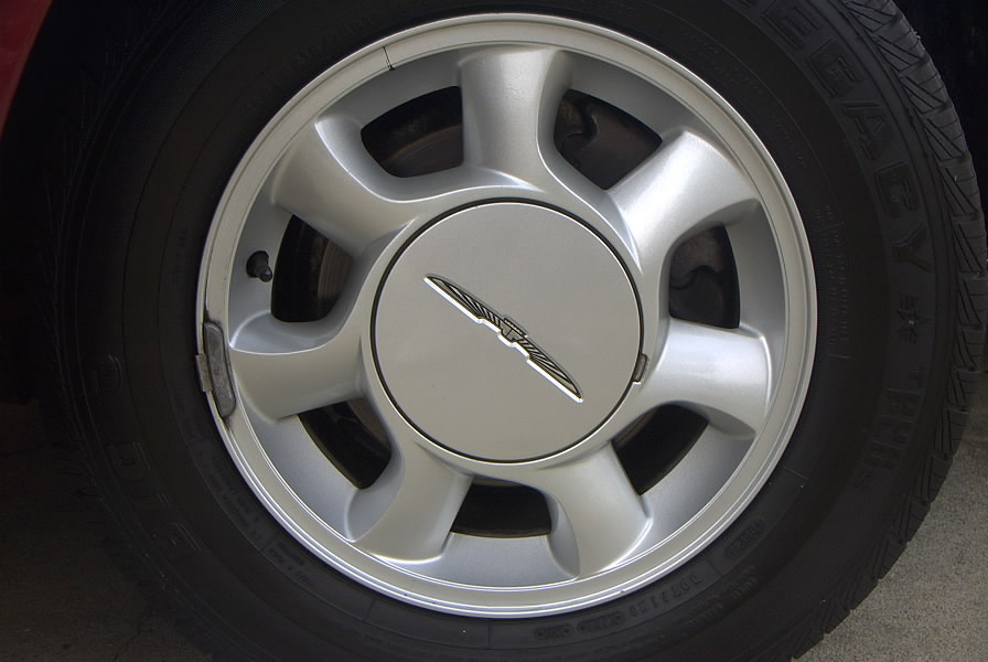 Silver wheel with Thunderbird emblem, 1995 Ford Thunderbird