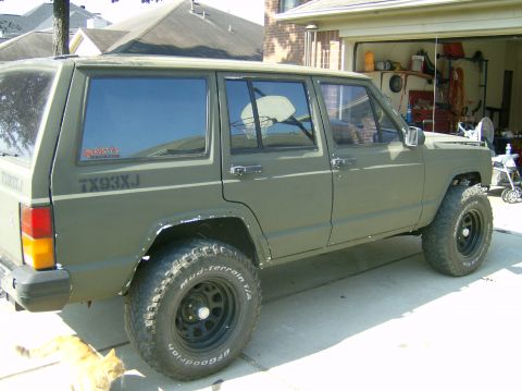 1993 Jeep Cherokee - This 1993 Jeep Cherokee has a utilitarian olive green paint job and is equipped for off-road use.