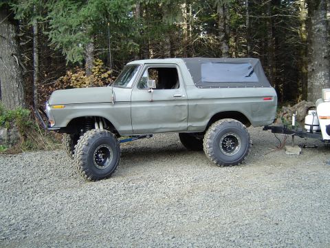 1978 Ford Bronco - This modified 1978 Ford Bronco features a lifted suspension and a soft top, seen here hitched to a trailer.