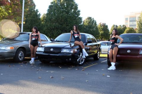 2001 Ford Crown Victoria - Naturally, the ladies came out to pose after I had to leave. (Picture courtesy of MM2004.)