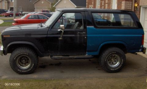 1986 Ford Bronco - This Ford Bronco has a two-tone paint job with black on the front and blue on the rear.