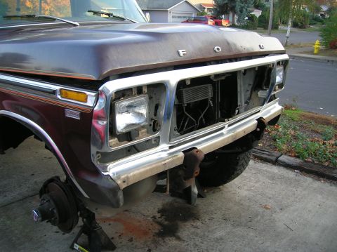 1978 Ford F-250 - Getting ready to remove the front clip.