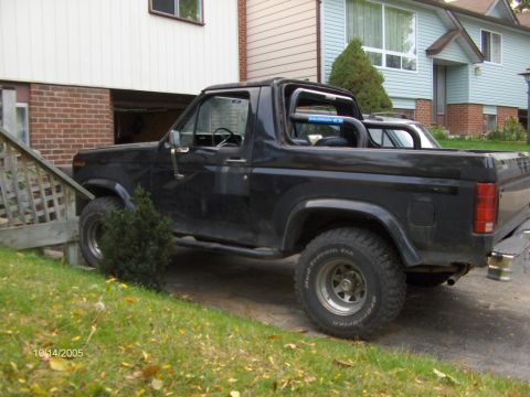1986 Ford Bronco - You can't really tell but the flares are about to fall off, wheel well rusted