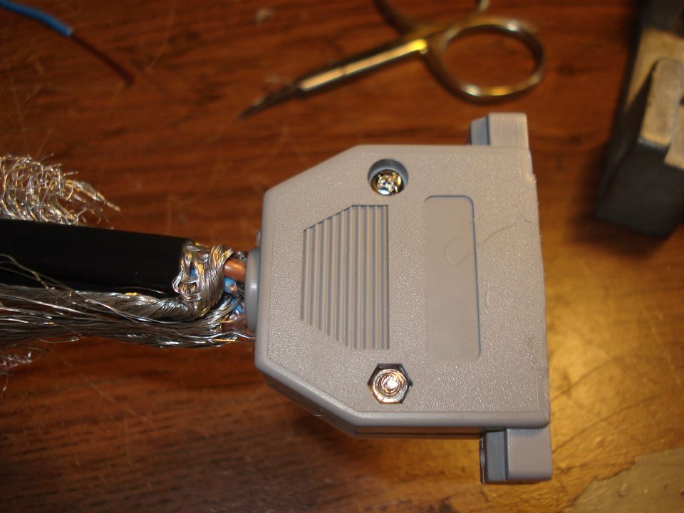 Filled all the plug wit hot glue and closed it