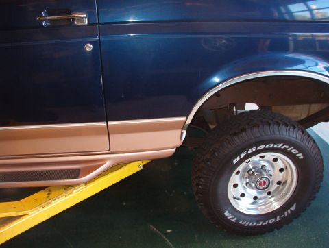 1983 Ford Bronco - The red center caps on alloy rims (no rivets) are specific to '94 trucks. The steps are aftermarket.
