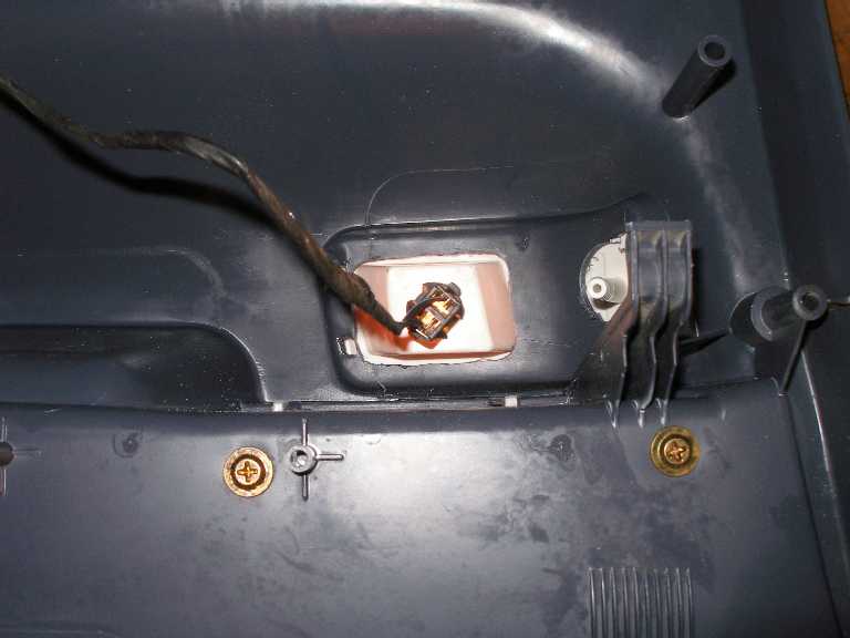 Door courtesy lamp wiring harness connector