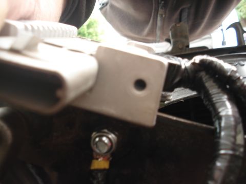 1986 Ford Bronco - Plug the module to the connector before placing the module in the heat sink (otherwise you will not be able to plug it) and connect the gro…