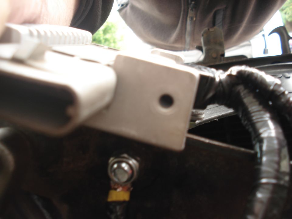 Plug the module to the connector before placing the module in the heat sink (otherwise you will not be able to plug it) and connect the ground (showed in the picture).