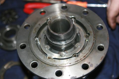 1990 Ford Bronco - That exposes the springs and the back side of the engagement pins, sitting in their pin retainer ring.