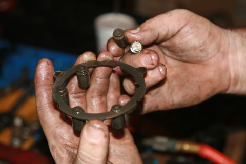 1990 Ford Bronco - Heres a shot of how the pins just slide right out of the retainer ring, it's very simple.