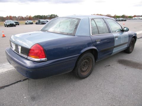 1991 Ford LTD Crown Victoria - This Ford Crown Victoria has a two-tone paint job with different shades of blue on the body panels.