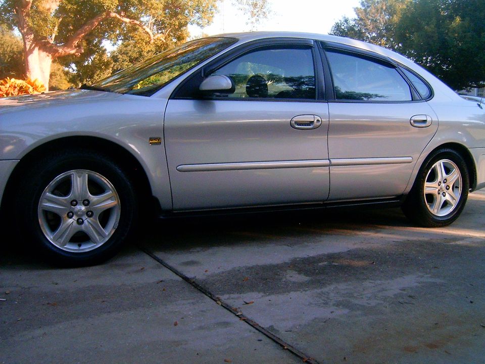 Silver 2002 Ford Taurus sedan, side view