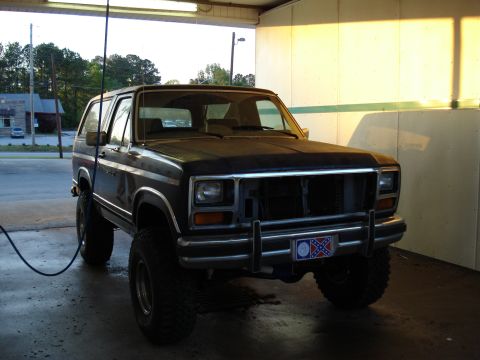 1984 Ford Bronco - This lifted Ford Bronco appears to be from the early 1980s, not a 1984 model.