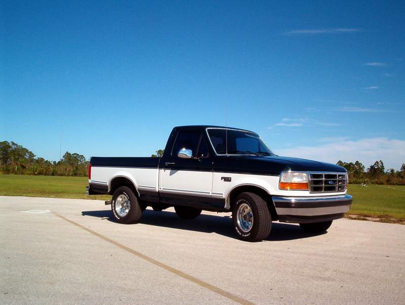 Black and white 1995 Ford F-150 pickup truck, 3q-front view