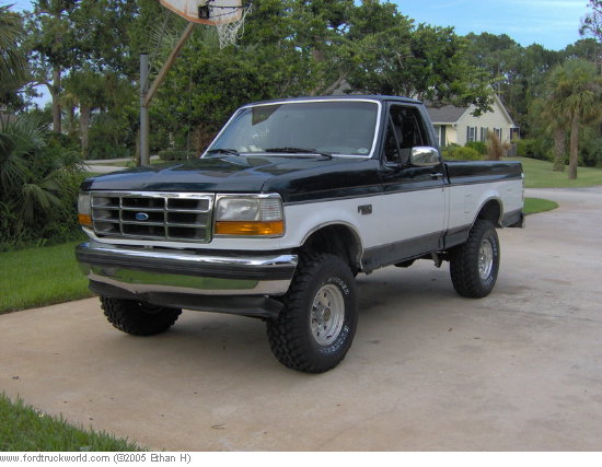 1995 Ford F-150 3q-front view, two-tone paint