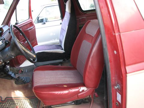 1986 Ford Bronco - driver side with the swapped passanger seat visible. What a difference in the 2. I wish that I could get some covers made that mach ths sto…