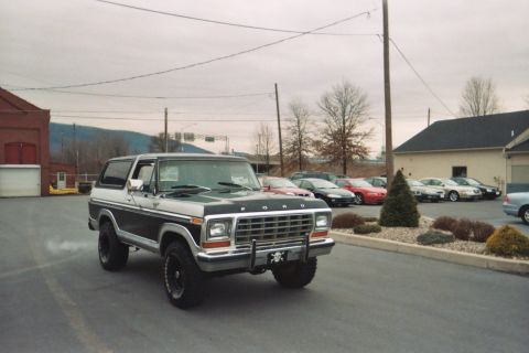 1995 Ford Bronco - This Ford Bronco features a two-tone paint scheme and a skull decal on its grille.