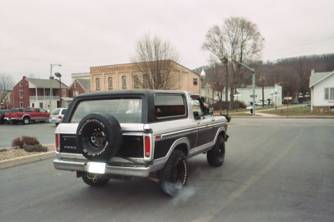 1995 Ford Bronco - Ford Bronco from the late 1970s seen from the rear, with a spare tire on the tailgate.