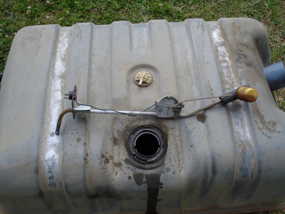 Fuel tank with sending unit and float assembly