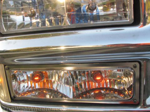 1994 Chevrolet Silverado 3500 - Close-up of the front turn signal and headlight assembly on a 1994 Chevrolet Silverado 3500.