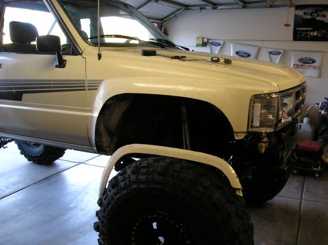 1986 Toyota Hilux - 2" less fender now