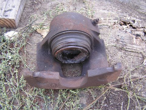 1989 Ford Bronco - Phenolic Piston, not good lookin'