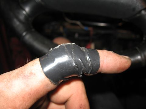 2000 Ford Ranger - A finger is wrapped in black electrical tape, likely a temporary fix for an alarm system issue. The Supermotors.net logo is visible in the…