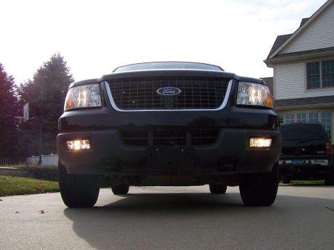 2004 Ford Expedition - Front view of a black 2004 Ford Expedition, parked in a driveway with another vehicle behind it.