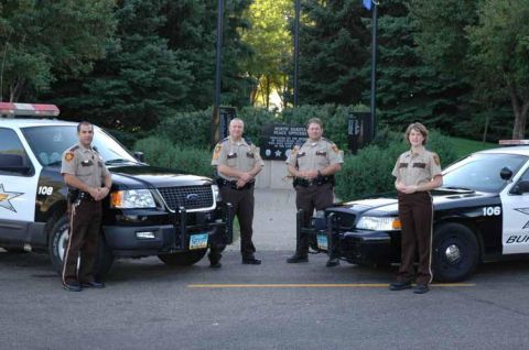 2004 Ford Expedition - Two police officers stand next to a Ford Expedition, with another police car visible on the right.