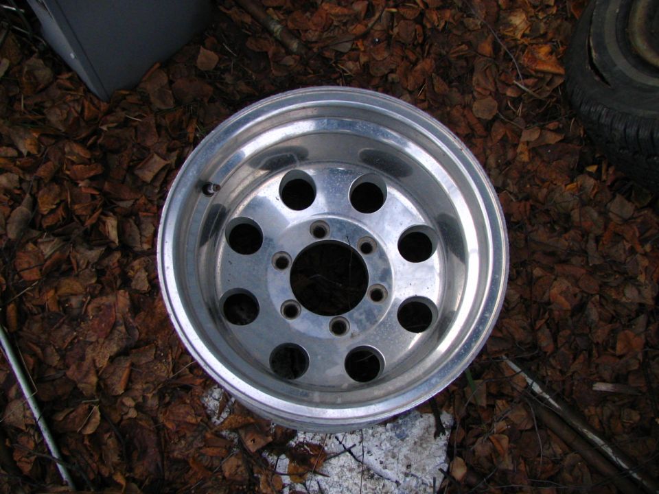 Aluminum alloy wheel with 5 lug holes and 8 circular cutouts