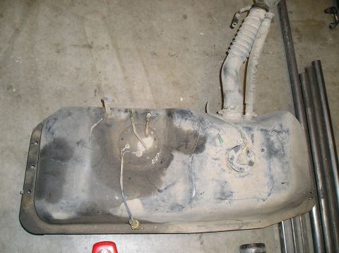 1986 Toyota Hilux - A used fuel tank with visible hoses and electrical connections sits on a concrete floor.