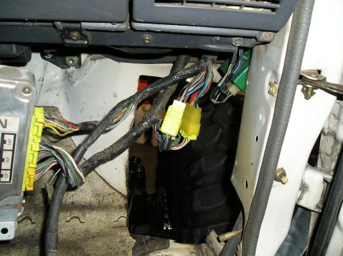 1986 Toyota Hilux - Vehicle wiring harness and ECU with yellow connectors visible.