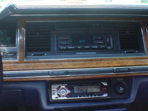 1994 Lincoln Town Car - Dashboard of a 1994 Lincoln Town Car, the original radio and climate controls.