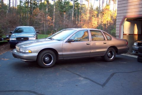 2001 Ford Crown Victoria - Side view of a 1990s Chevrolet Caprice sedan and a Ford Crown Victoria.