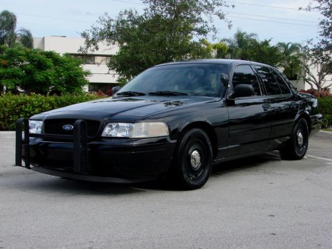 1998 Ford Crown Victoria - This 1998 Ford Crown Victoria police car features a prominent push bumper on its front end.