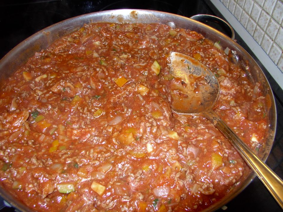 Where's that red ring of clear fat ? It's not there because you drained off the fat from the beef(and veggies), cooked the sausages separately and used oil NOWHERE during this process !