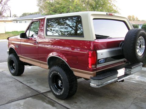 1994 Ford Bronco - This lifted Ford Bronco has a two-tone paint job and an external spare tire carrier.