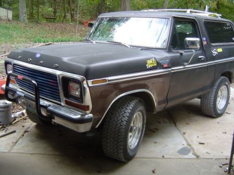 1979 Ford Bronco - This 1979 Ford Bronco has a two-tone paint scheme and a front bull bar.