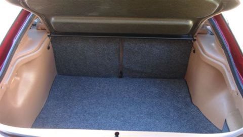 1996 Ford Probe - The trunk of a car is shown with carpeting and side panels. A watermark is visible in the lower right corner.