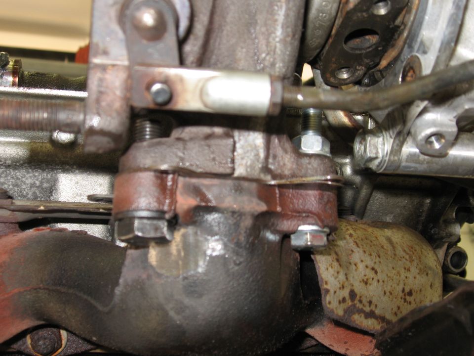 Turbocharger assembly with rusty exhaust manifold and metal linkage