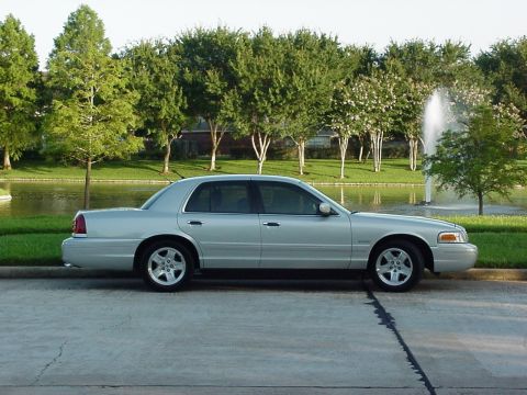 2002 Ford Crown Victoria photo