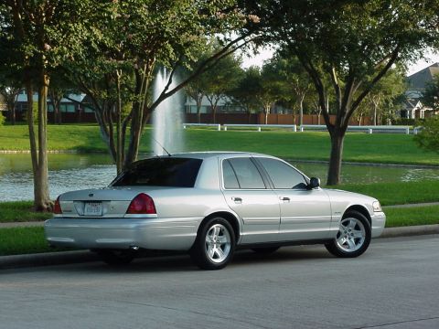 2002 Ford Crown Victoria photo