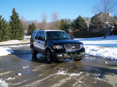 2004 Ford Expedition - A two-tone Ford Expedition sits on a driveway during a winter day.