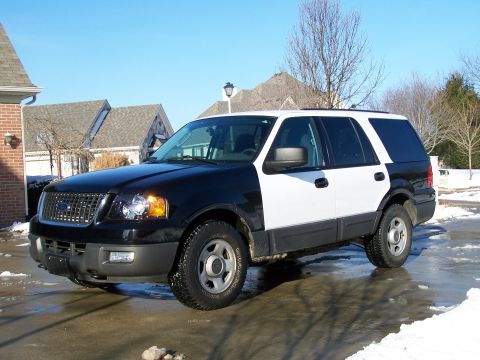 2004 Ford Expedition - This two-tone Ford Expedition is parked outside a house on a cold, clear day.