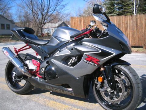 2006 Suzuki GSX-R 1000 - A Suzuki GSX-R motorcycle is shown from the front three-quarter view on a sunny day.