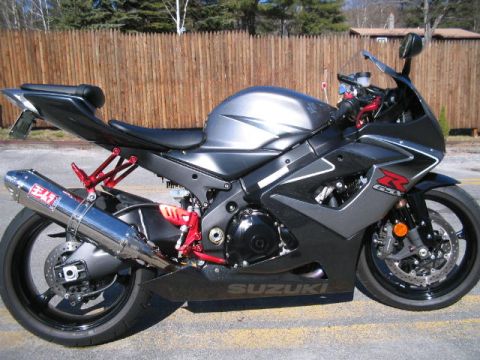 2006 Suzuki GSX-R 1000 - This 2006 Suzuki GSX-R 1000 features a gray finish and a Yoshimura exhaust system.