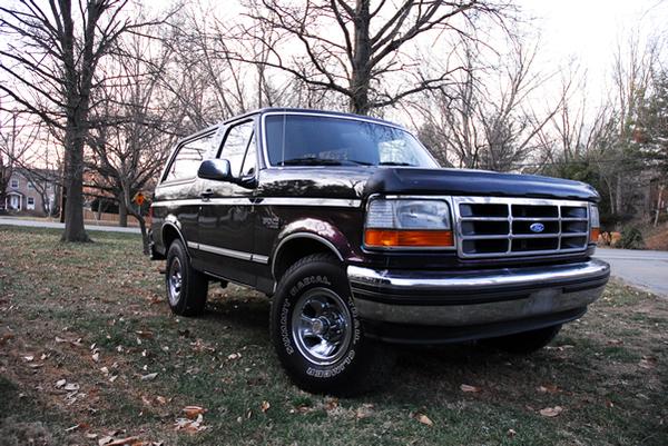 1993 Ford Bronco 3q-front view, dark color