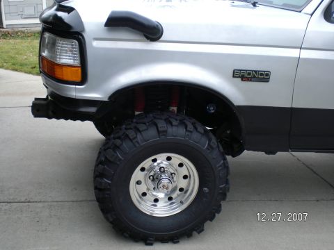 1996 Ford Bronco - New tires look great & fill the wells much better. Plus the 13.50's give it plenty of footprint even before airing down.