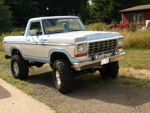 1978 Ford Bronco - This lifted 1978 Ford Bronco features a two-tone blue and white paint scheme and a prominent front grille.