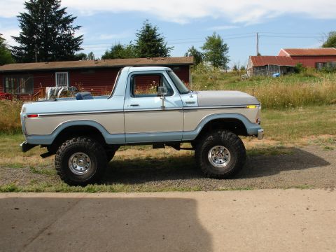 1978 Ford Bronco - Side view of a lifted 1978 Ford Bronco with two-tone paint.